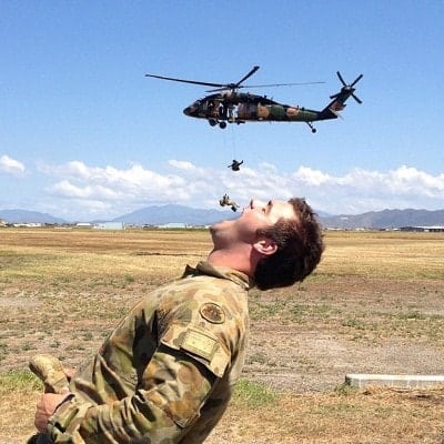 Collega soldaten eten uit de helikopter