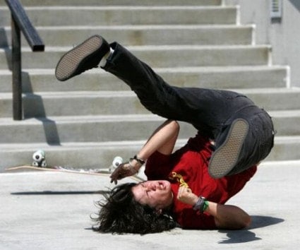 Jongen valt van skateboard 2