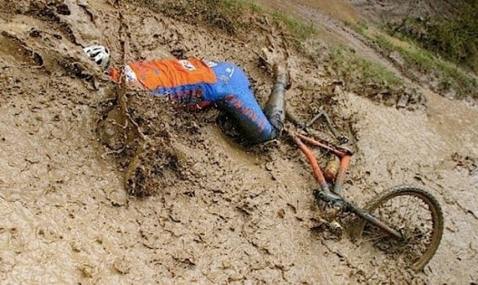 Mountainbiker valt in de modder