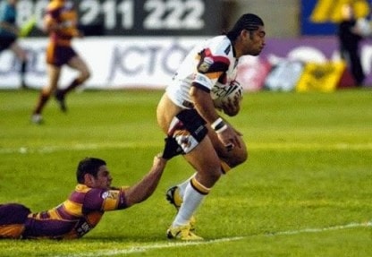 Rugbyspeler trekt broek omlaag bij val