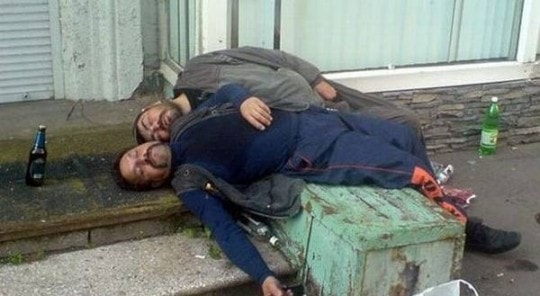 Twee dronken mannen slapen op straat