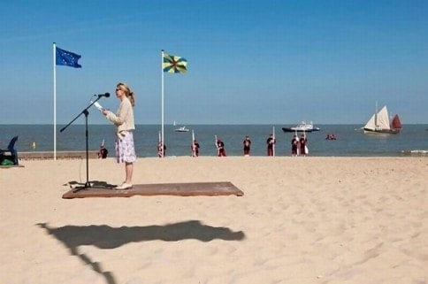 Zwevende spreker op het strand